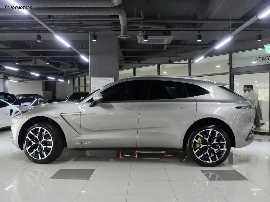 Aston Martin DBX — фото 3