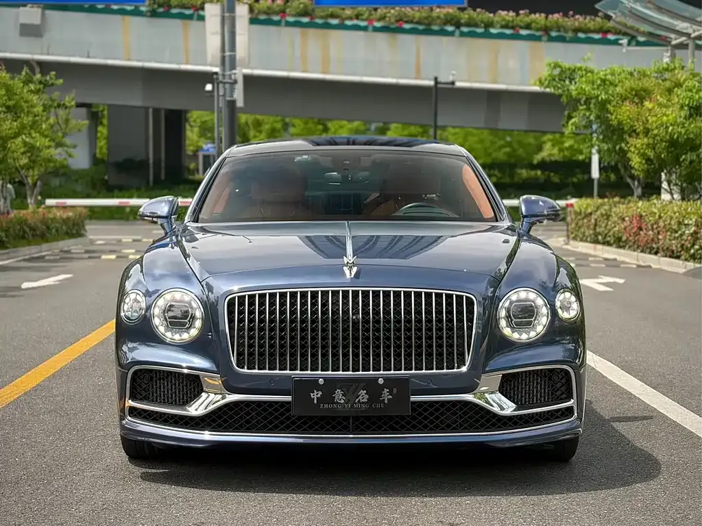 Bentley Flying Spur — фото 1