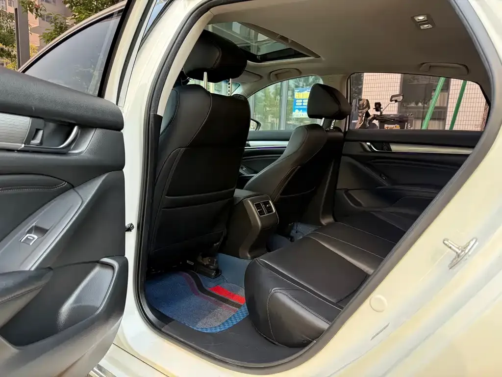 Honda Accord — фото 10