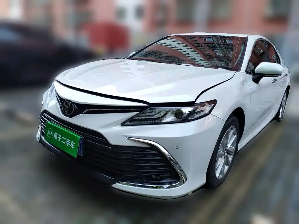 Toyota Camry — фото 1