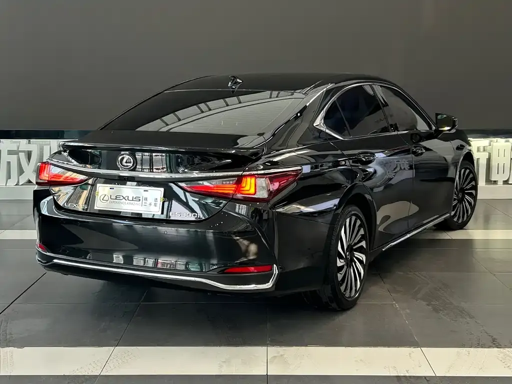 Lexus ES — фото 10