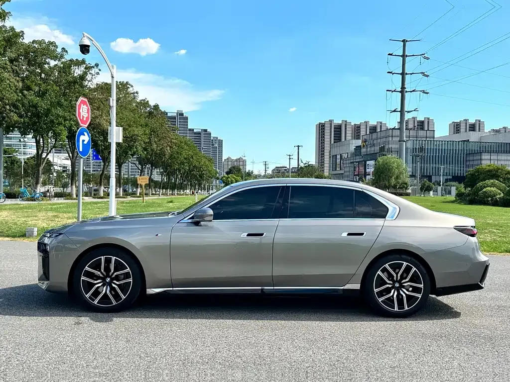BMW 7 Series — фото 10