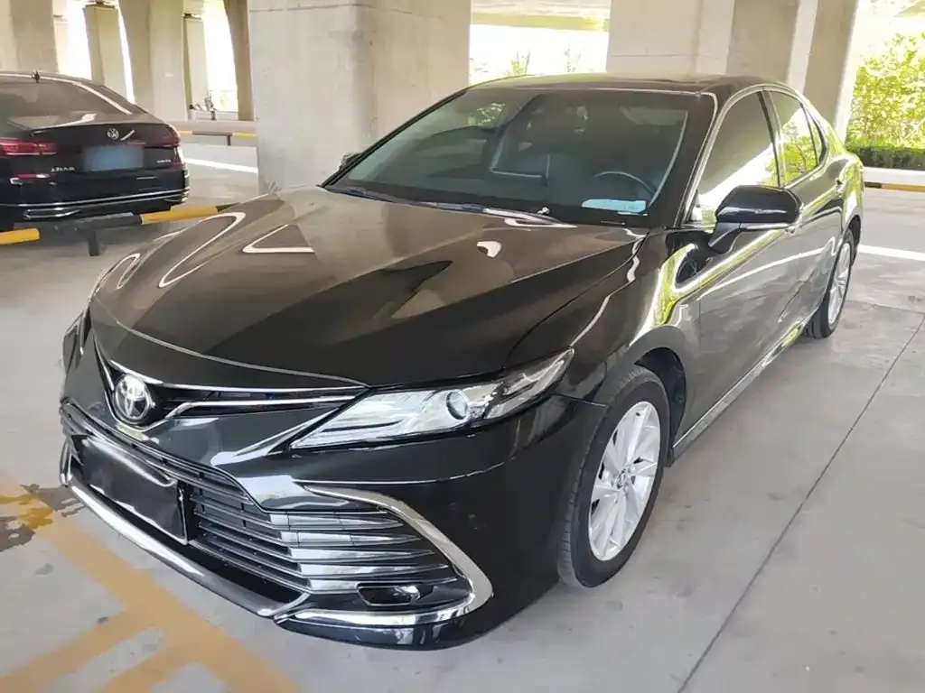 Toyota Camry — фото 1