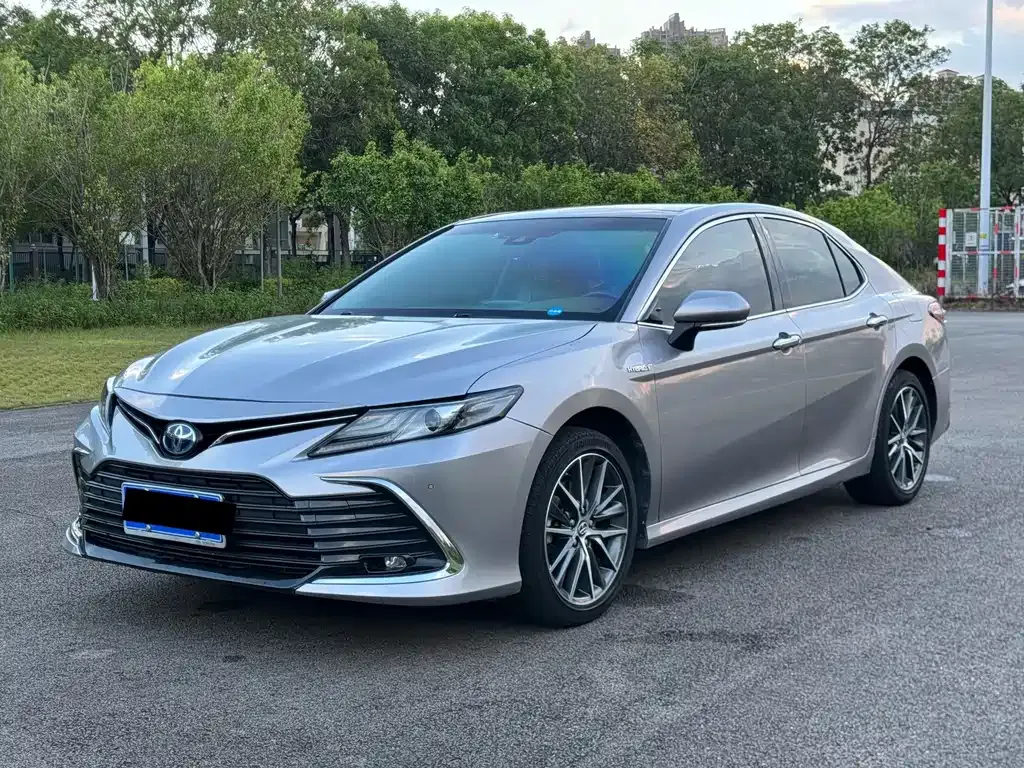 Toyota Camry — фото 1
