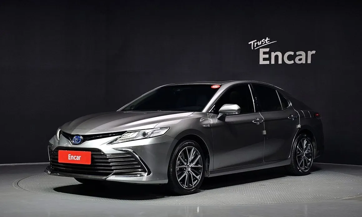 Toyota Camry — фото 1