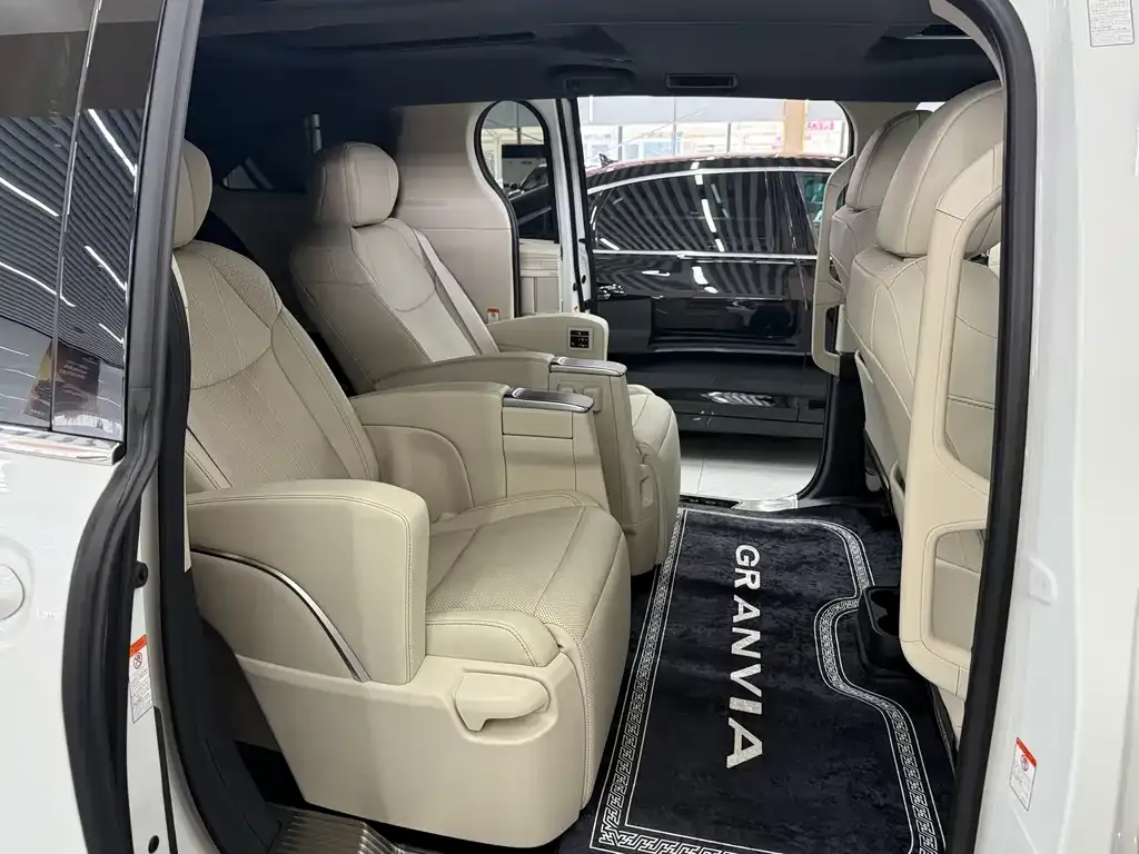 Toyota Granvia — фото 10