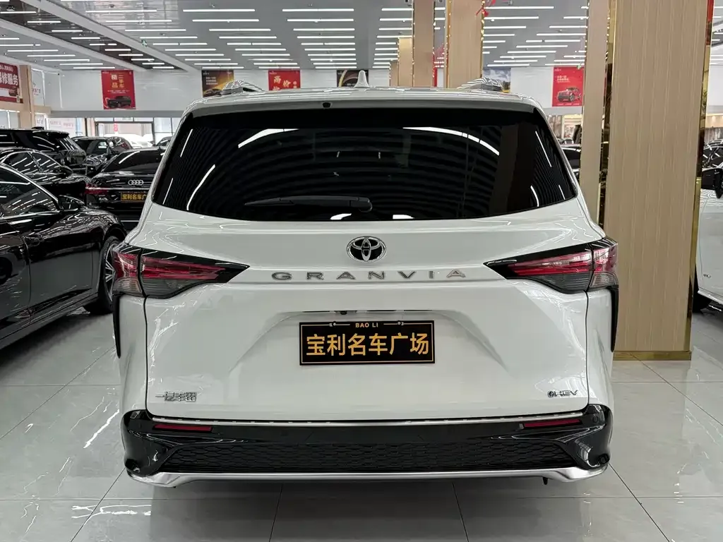 Toyota Granvia — фото 5