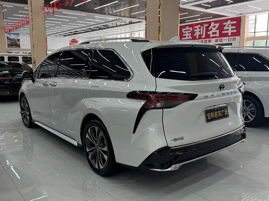 Toyota Granvia — фото 3