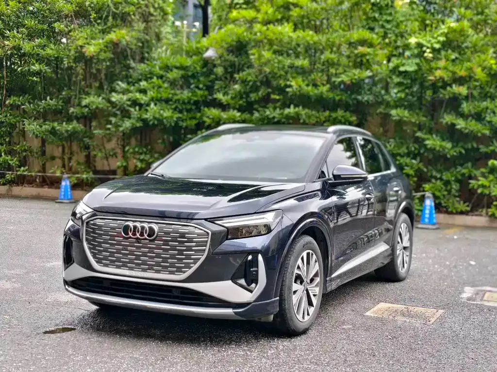 Audi Q4 e-tron — фото 1