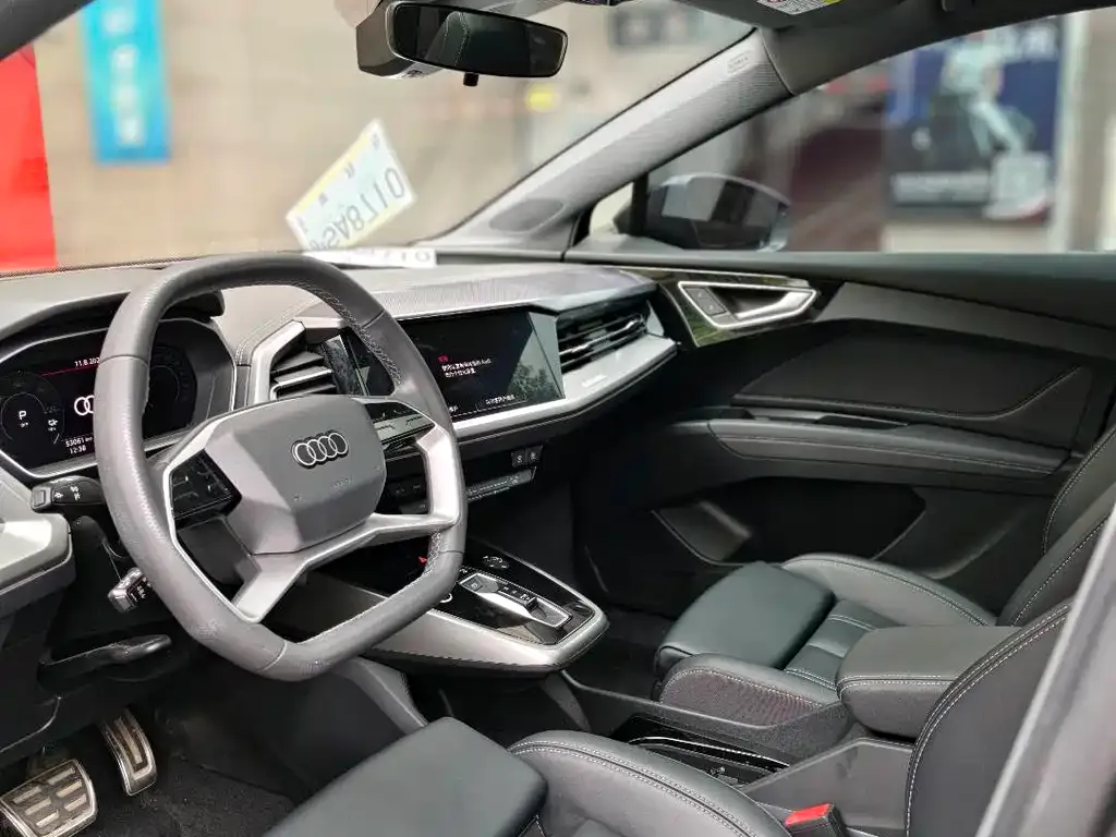 Audi Q4 e-tron — фото 2