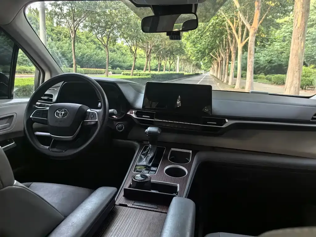 Toyota Granvia — фото 6