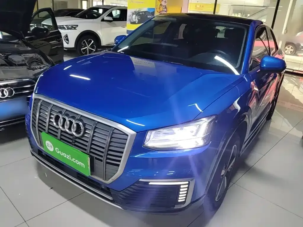 Audi Q2L e-tron — фото 1