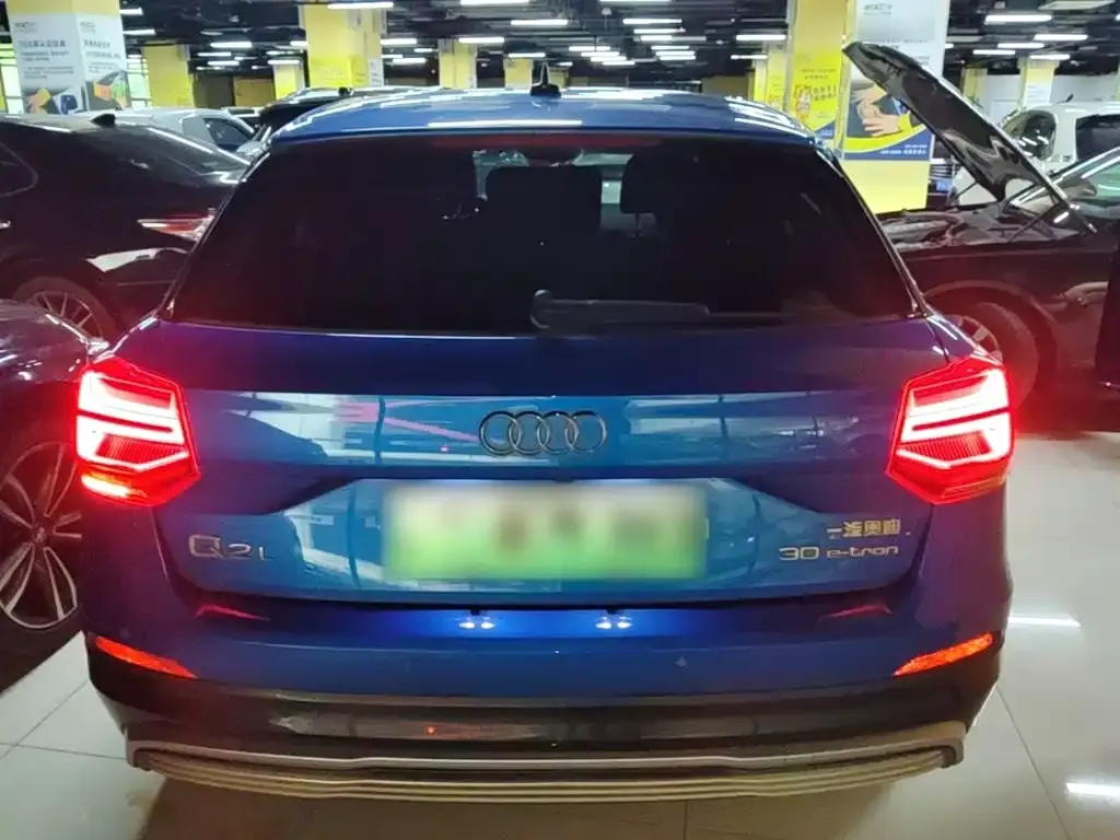 Audi Q2L e-tron — фото 3