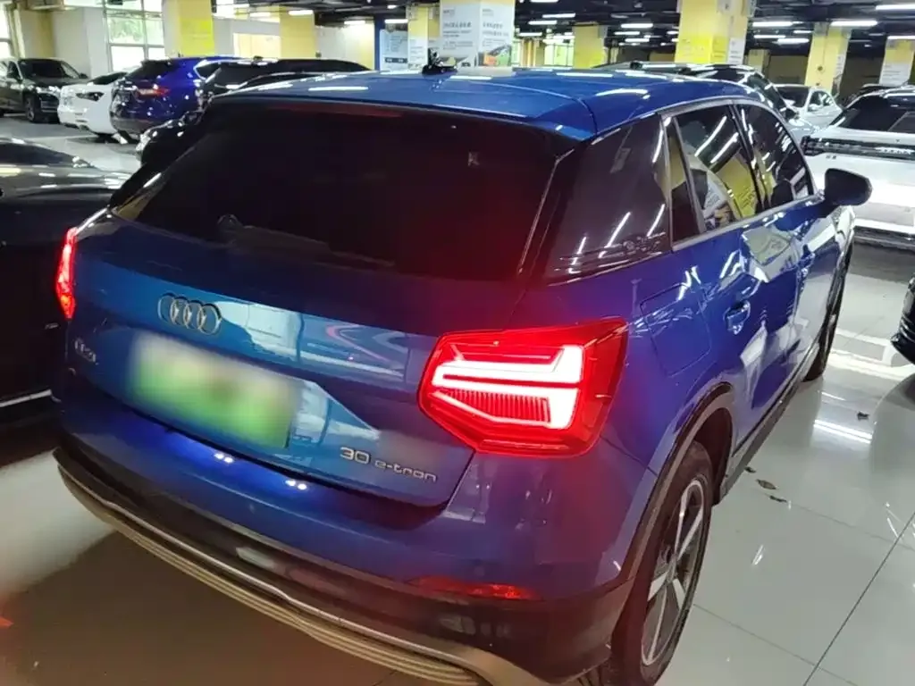 Audi Q2L e-tron — фото 6