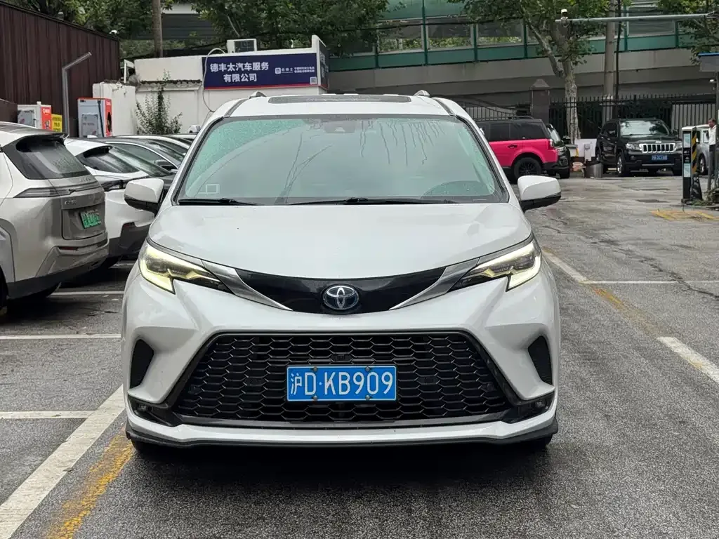 Toyota Granvia — фото 1