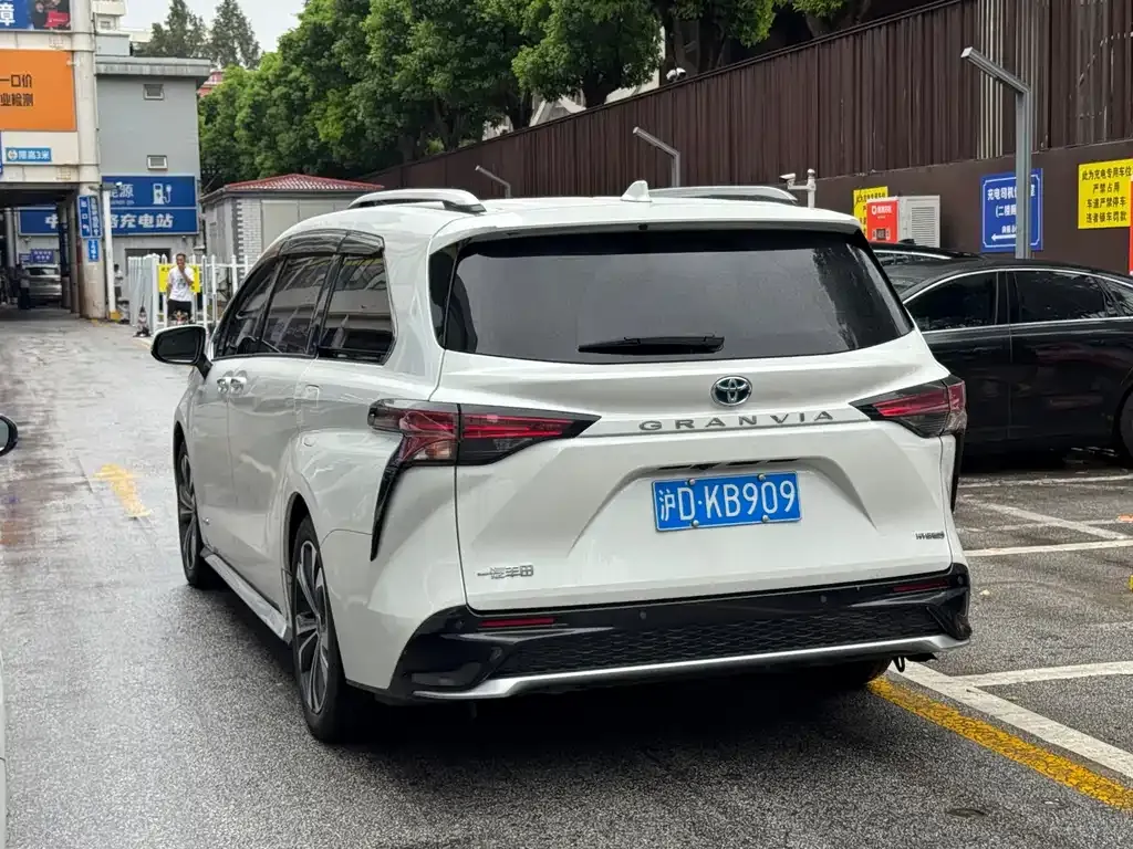 Toyota Granvia — фото 7