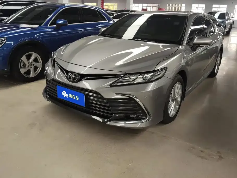 Toyota Camry — фото 1