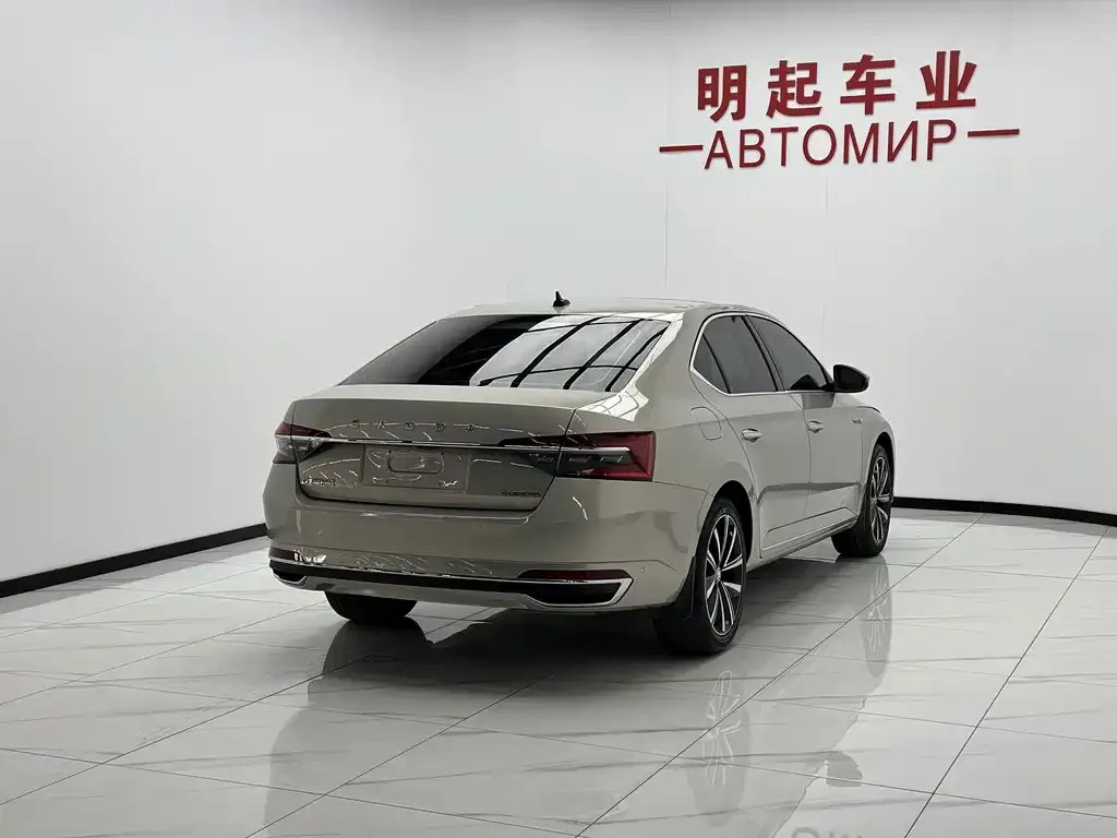 Skoda Superb — фото 9