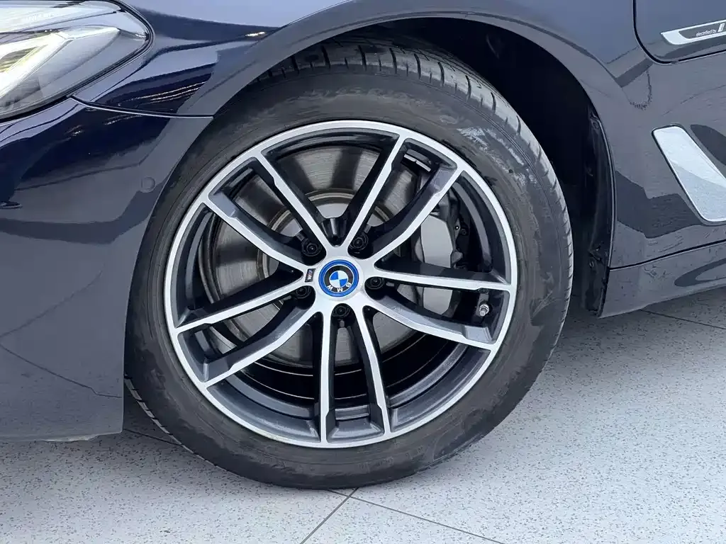 BMW 5 Series New Energy — фото 9