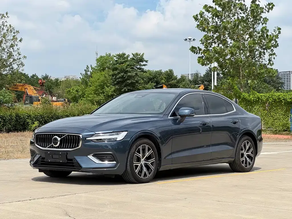 Volvo S60 — фото 1