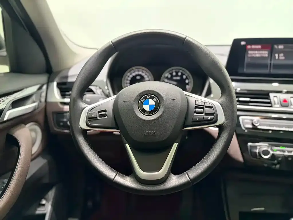 BMW X1 — фото 9