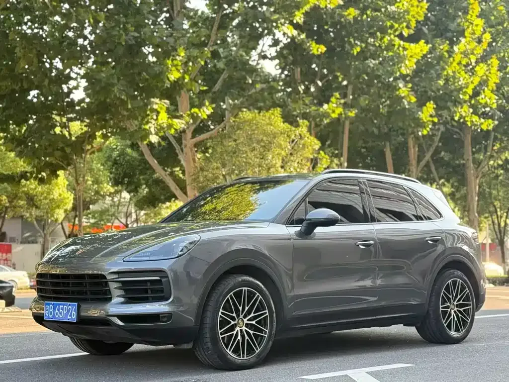 Porsche Cayenne — фото 1