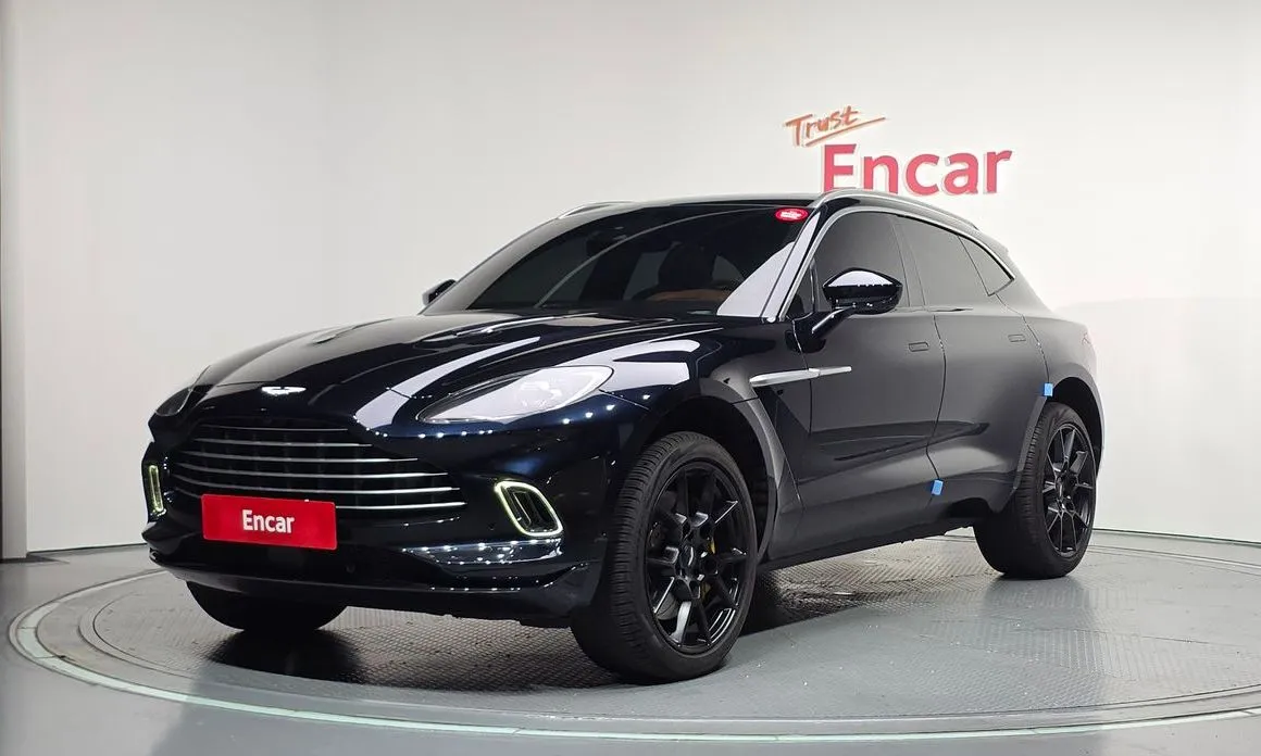 Aston Martin DBX — фото 1