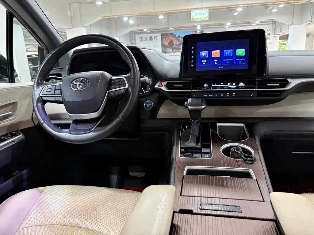 Toyota Sienna — фото 9