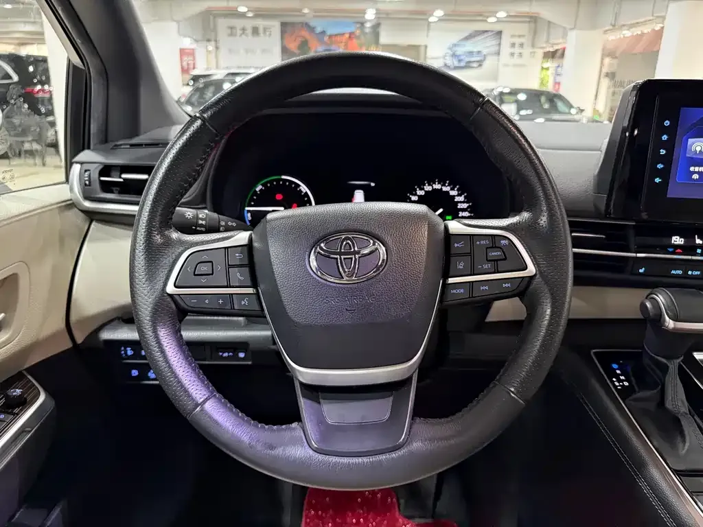 Toyota Sienna — фото 4