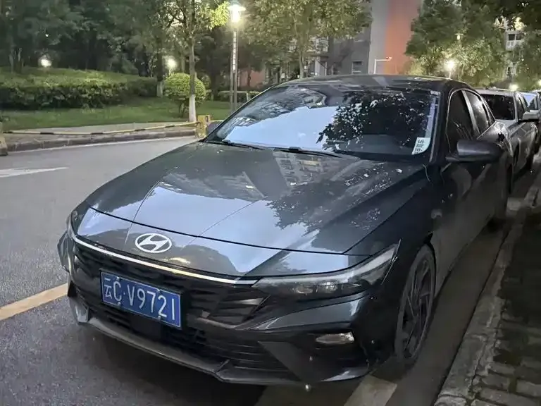 Hyundai Elantra — фото 1