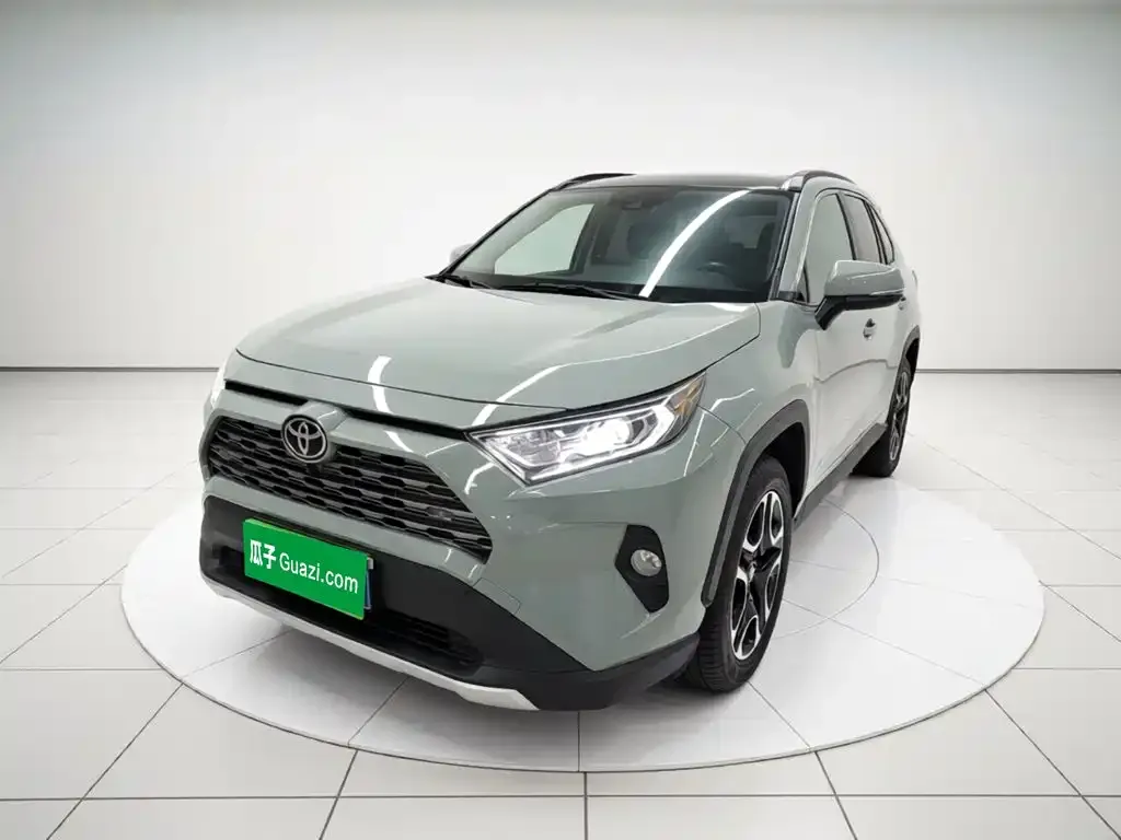 Toyota RAV4 — фото 1