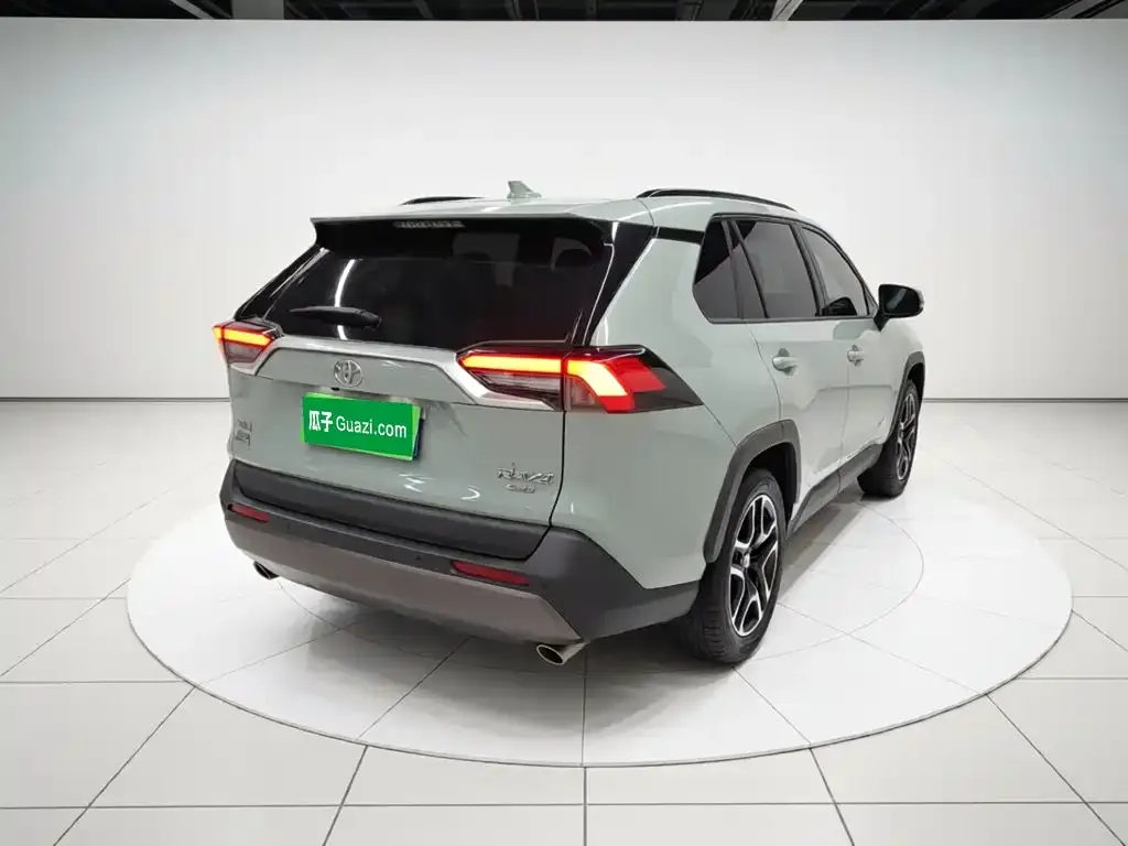Toyota RAV4 — фото 5