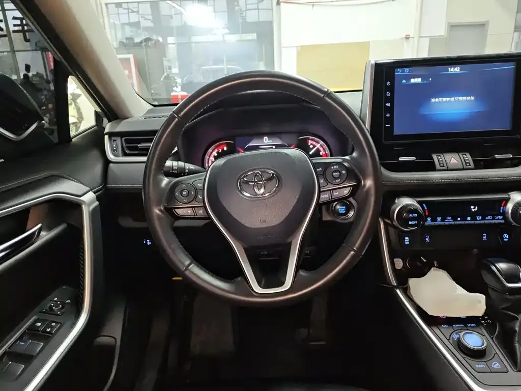 Toyota RAV4 — фото 7