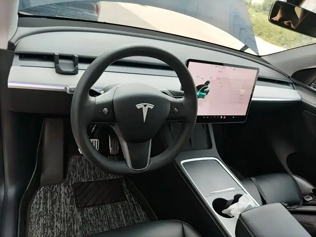 Tesla Model Y — фото 10