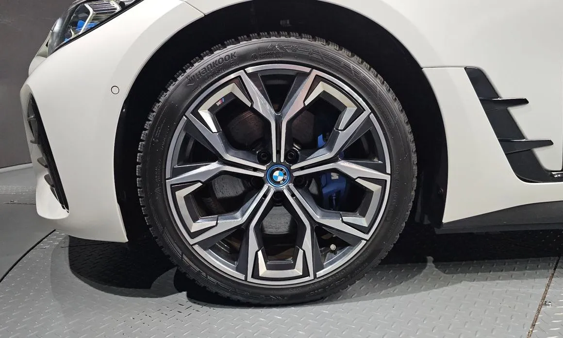 BMW i4 — фото 8