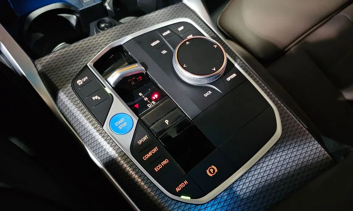 BMW i4 — фото 9