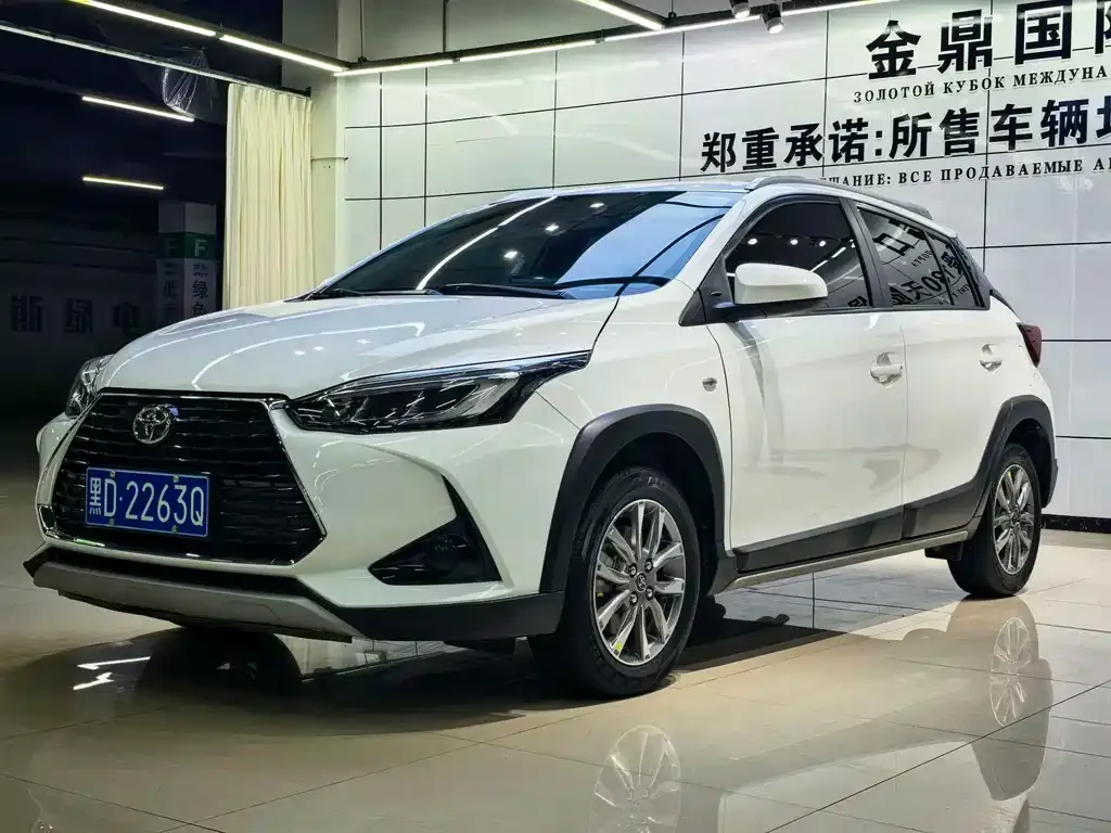 Toyota Yaris L — фото 1