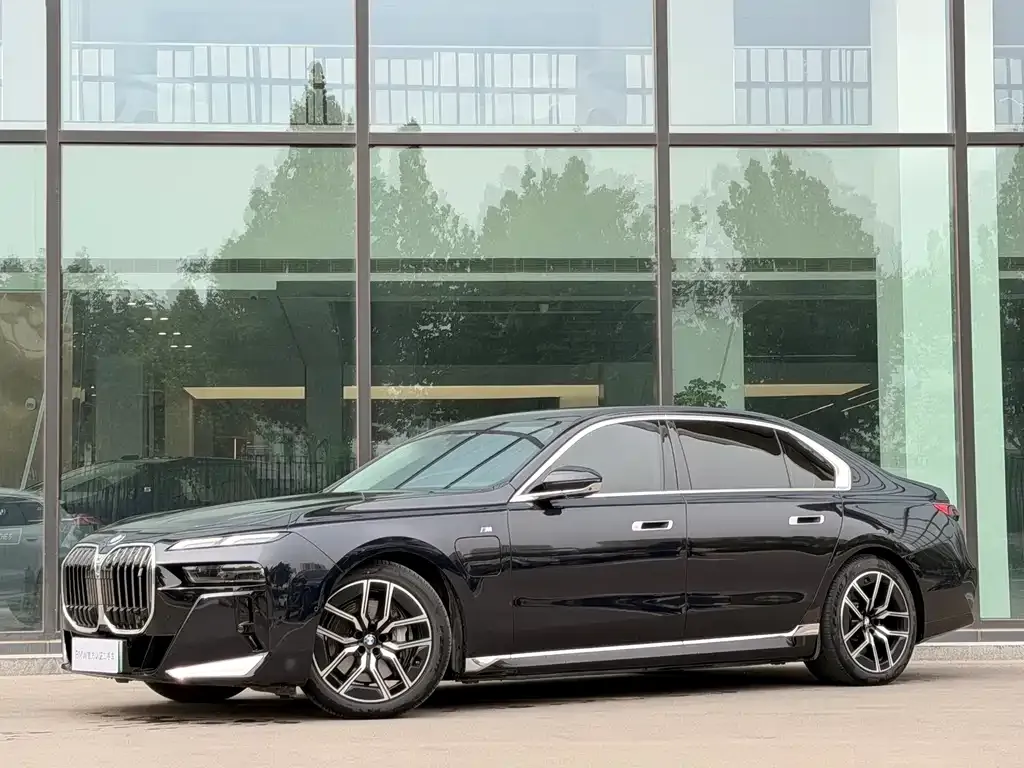 BMW i7 — фото 1