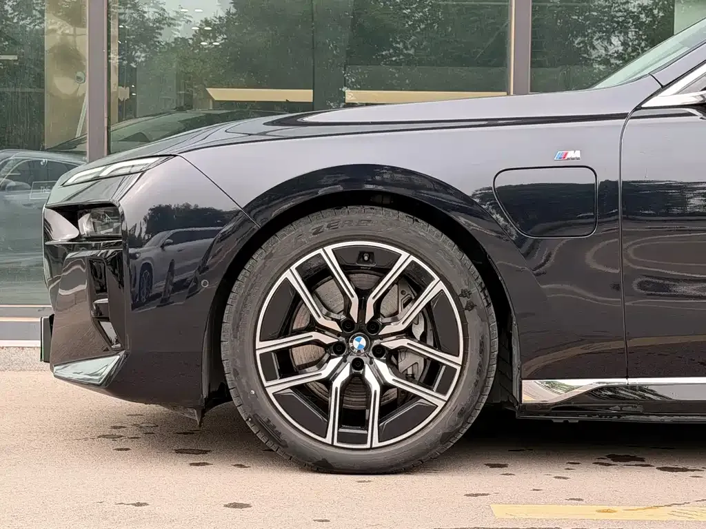 BMW i7 — фото 8
