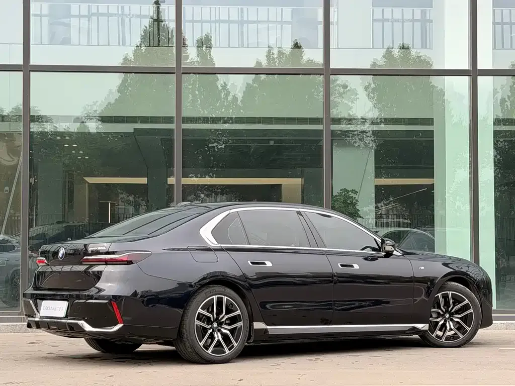 BMW i7 — фото 9