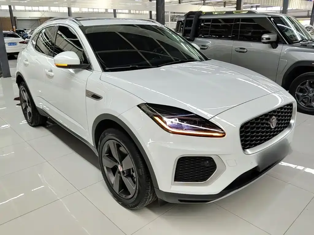 Jaguar E-PACE — фото 7