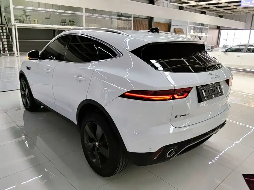 Jaguar E-PACE — фото 6
