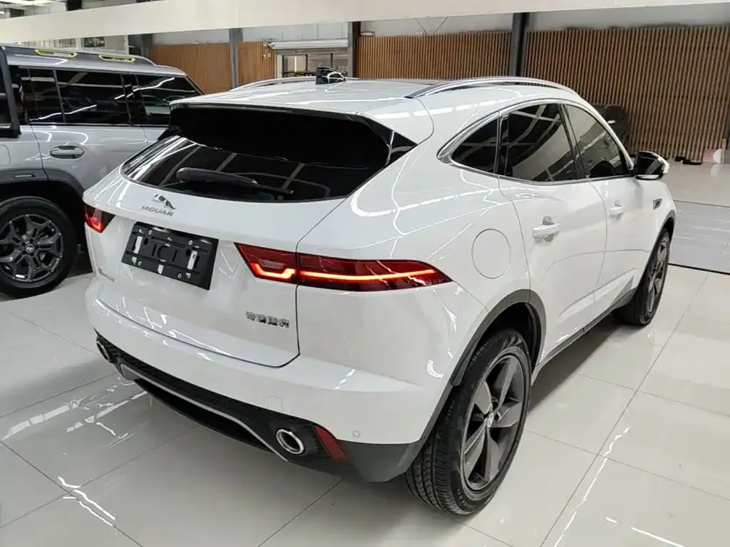 Jaguar E-PACE — фото 3