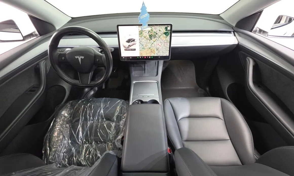 Tesla Model Y — фото 10