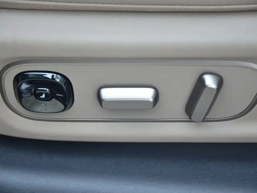 Li Auto i8 — фото 10