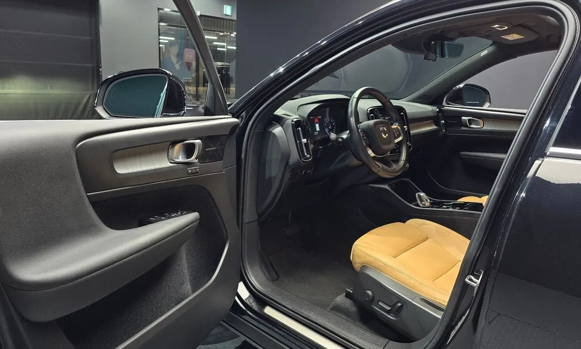 Volvo XC40 — фото 10