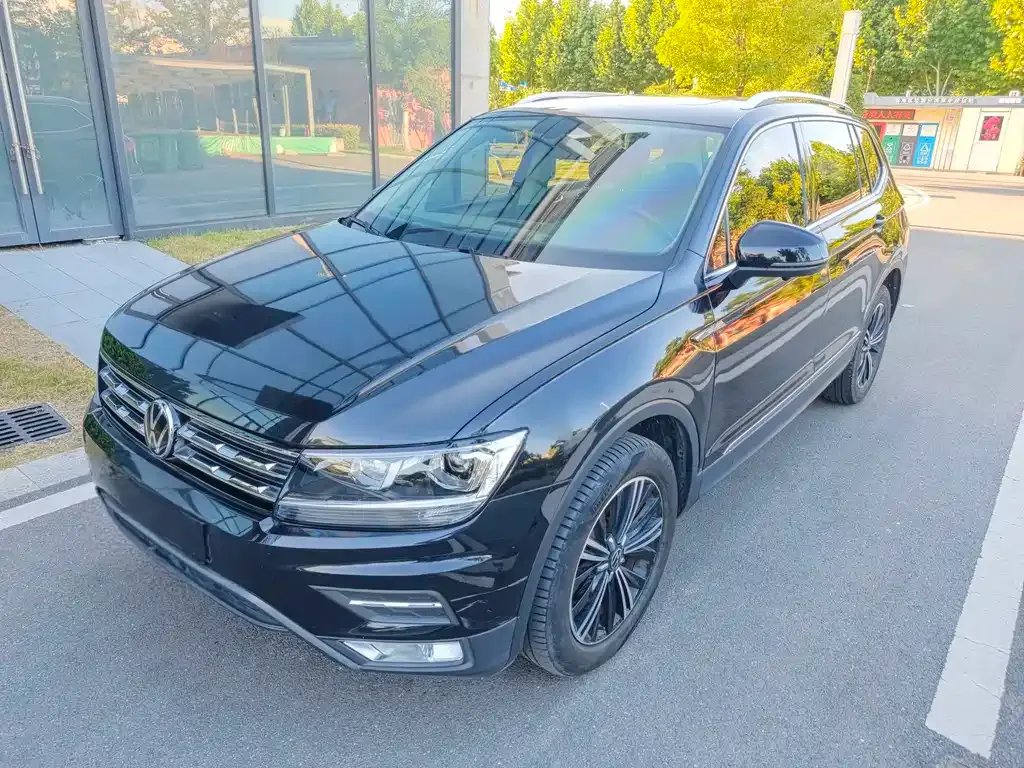 Volkswagen Tiguan L — фото 1