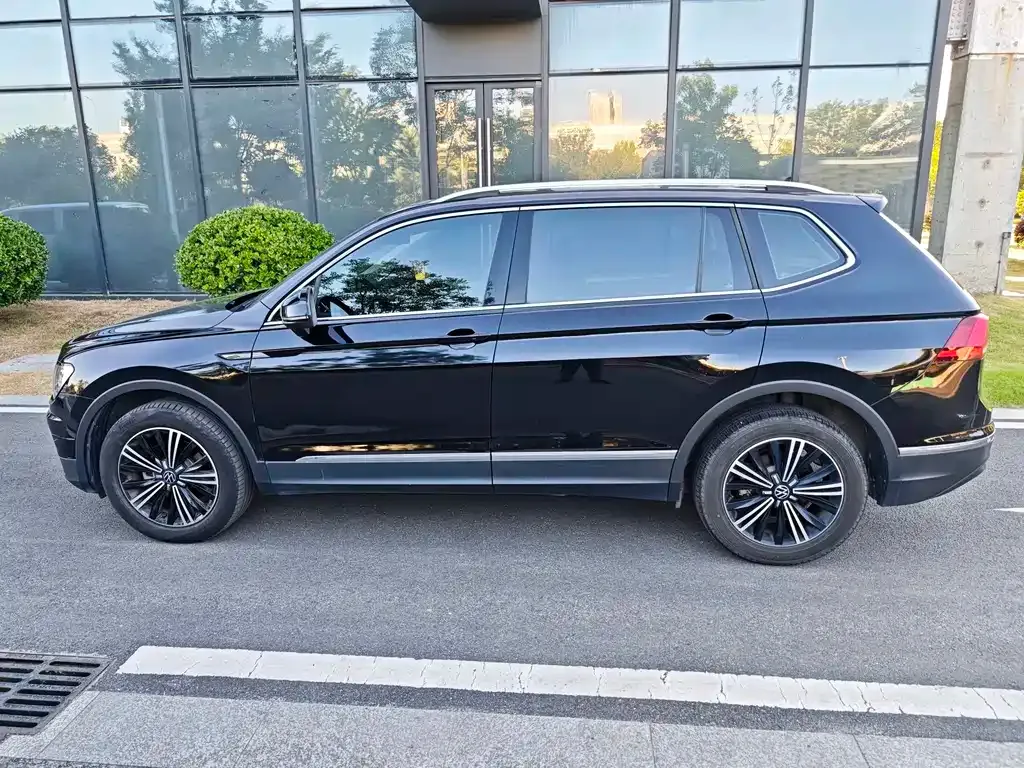 Volkswagen Tiguan L — фото 10