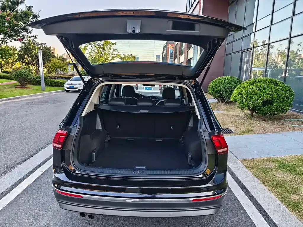 Volkswagen Tiguan L — фото 8