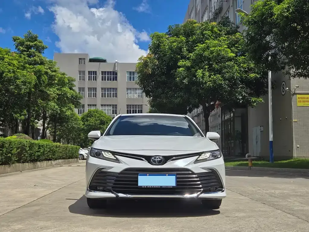 Toyota Camry — фото 1